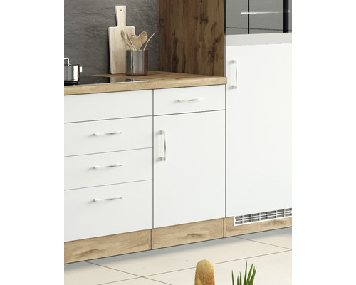 Cuisine avec armoires blanches et plan de travail en bois