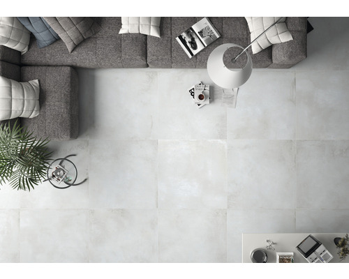 Ansicht von oben eines Wohnzimmers mit Bodenfliesen, Sofa und Dekoration