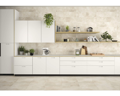 Helle Küche mit weißen Schränken, Regalen und Küchengeräten.