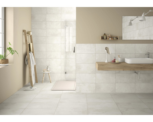 Modernes Badezimmer mit Fliesen, Waschbecken und Dusche.