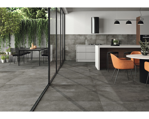 Ambiance de vie moderne avec carrelage de sol gris, table de terrasse et coin cuisine.