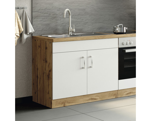 Cuisine avec évier, robinet, armoire et cuisinière