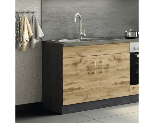 Küchenzeile mit Spüle, Wasserhahn und Holzdekor