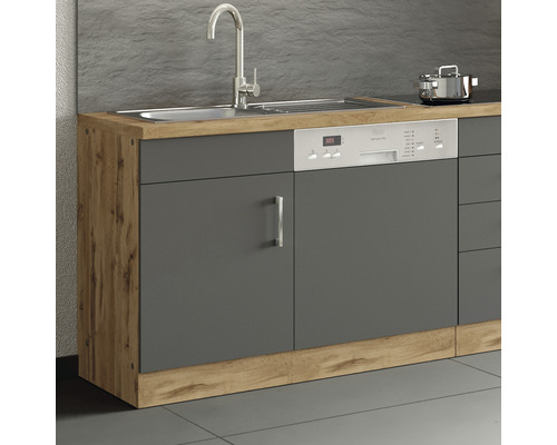 Cuisine équipée avec évier, robinet et lave-vaisselle