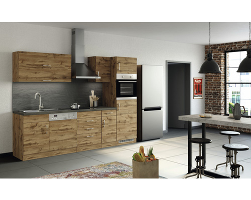 Cuisine moderne avec façades en bois, évier, lave-vaisselle et appareils électriques dans une pièce lumineuse