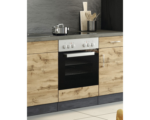 Scène de cuisine avec four encastrable et plaque de cuisson dans une cuisine moderne