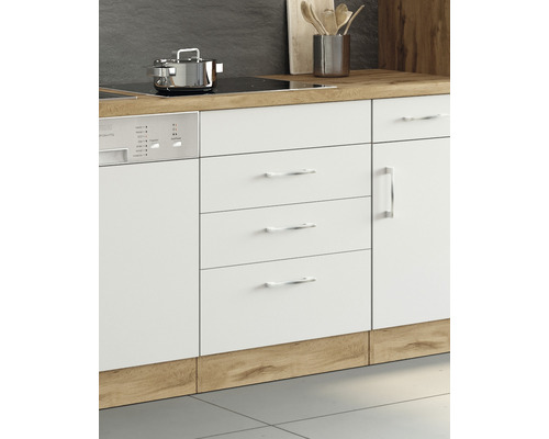 Küchenzeile mit weissen Fronten, Schubladen und Geschirrspüler