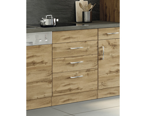 Cuisine linéaire avec façades en bois, évier, plaque de cuisson et lave-vaisselle