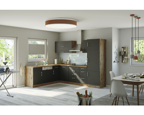 Cuisine lumineuse avec armoires encastrées, évier, hotte aspirante, table à manger et chaises