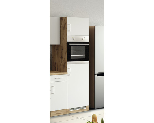 Küchenszene mit Hochschrank und Einbaubackofen