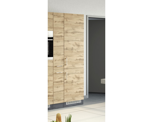 Armoire de cuisine aspect bois avec four intégré à côté d''une porte