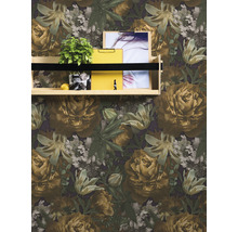 Wandgestaltung mit floralem Tapetenmuster und Regal mit Dekoration