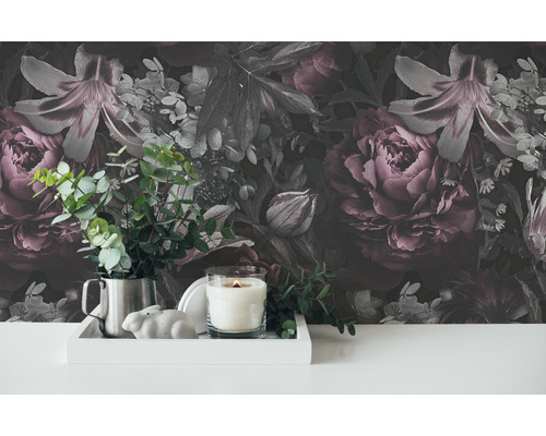 Dekorative Blumenvliestapete mit Stillleben auf Tisch