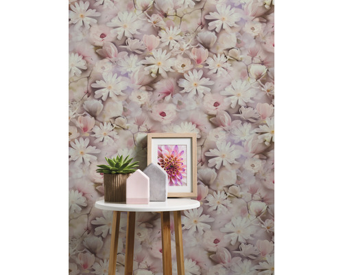 Tapete mit Blumenmuster im Interieur auf kleinem Tisch