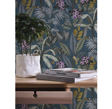 Dekoratives Interieur mit floral gemusterter Tapete, Tisch, Büchern und Zimmerpflanze