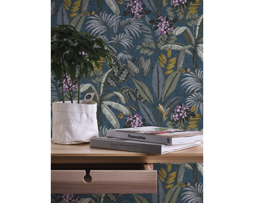 Dekoratives Interieur mit floral gemusterter Tapete, Tisch, Büchern und Zimmerpflanze