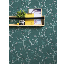 Tapete mit floralem Muster und Regal mit Dekorationsgegenständen