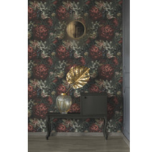 Dekoratives Zimmer mit Blumentapete, Spiegel und Kommode