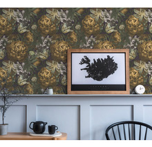 Dekoratives Wohnzimmer mit Blumentapete, gerahmtem Island-Poster und Teegeschirr auf einem Tisch