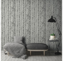 Wohnraum mit Tapete mit Birkenmuster, Sessel, Hocker und Stehlampe