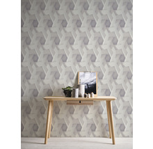 Zimmer mit geometrischer Tapete, einem Holztisch und Dekorationsgegenständen.