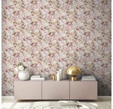 Wohnraum mit Blumentapete, Kommode und Dekoration