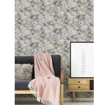 Szene mit Blumentapete, Sofa, Decke und Beistelltisch mit London-Poster