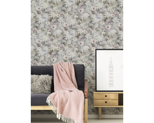 Szene mit Blumentapete, Sofa, Decke und Beistelltisch mit London-Poster