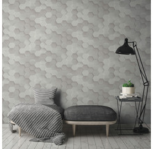 Salon avec panneaux muraux aspect hexagonal, banc et lampadaire