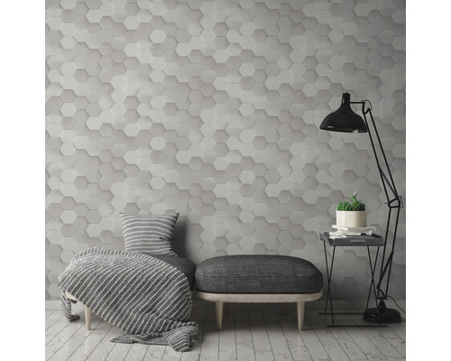 Salon avec panneaux muraux aspect hexagonal, banc et lampadaire