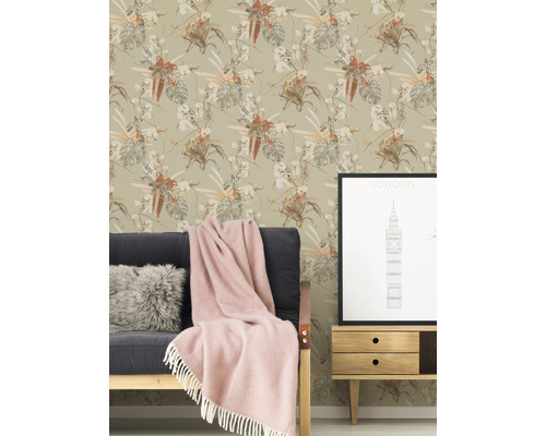 Raumansicht mit Blumentapete, Sofa, Decke und Kommode mit London-Bild