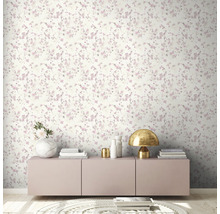 Wohnraum mit Tapete mit Blütenmuster und Kommode