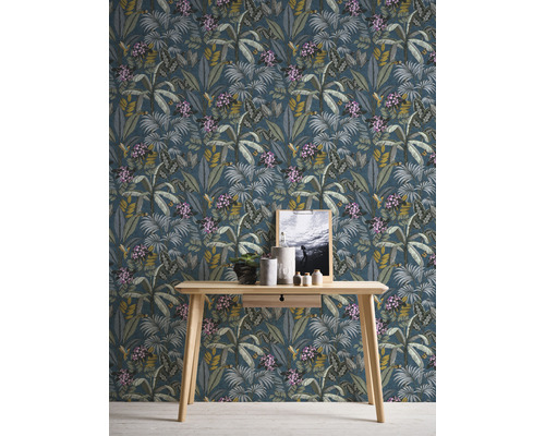 Zimmer mit Dschungeltapete, Tisch und Dekoartikeln