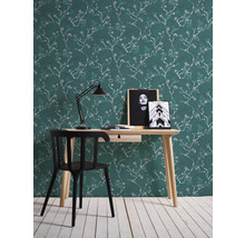 Dekoratives Arbeitszimmer mit gemusterter Tapete, Schreibtisch und Stuhl