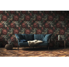 Raumansicht mit floraler Tapete, Sofa und Holzboden im Fischgrätmuster