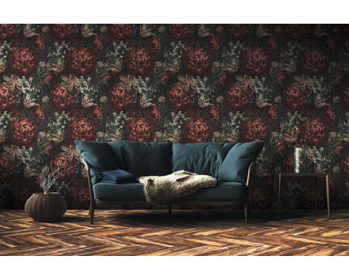 Raumansicht mit floraler Tapete, Sofa und Holzboden im Fischgrätmuster