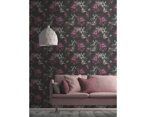 Salon avec canapé, lampe et papier peint floral