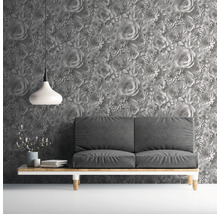 Dekoratives Wohnzimmer mit blumiger Tapete, Sofa und Hängelampe