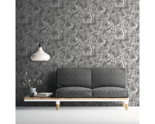 Dekoratives Wohnzimmer mit blumiger Tapete, Sofa und Hängelampe