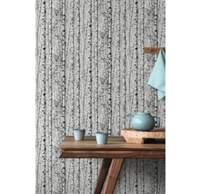 Szene mit Birkenmuster-Tapete, Holztisch, Teekanne und Tassen