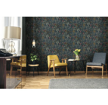 Wohnzimmer mit dunkelgrüner Dschungeltapete, Sessel und Dekoration