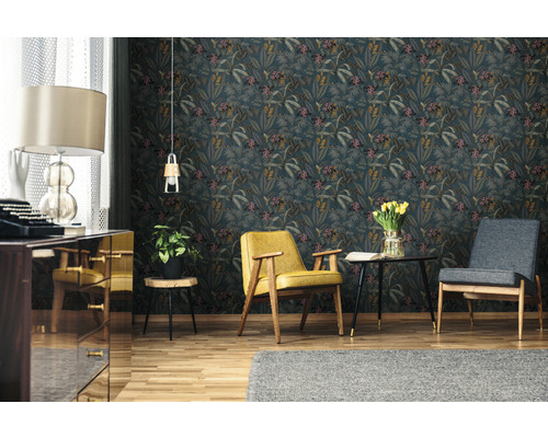 Wohnzimmer mit dunkelgrüner Dschungeltapete, Sessel und Dekoration