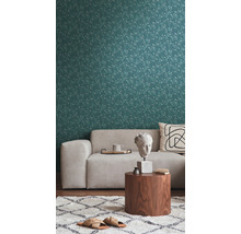 Wohnzimmer mit gemusterter Tapete, Sofa und Beistelltisch