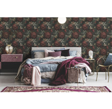 Schlafzimmer mit floraler Tapete, Bett und Nachttisch