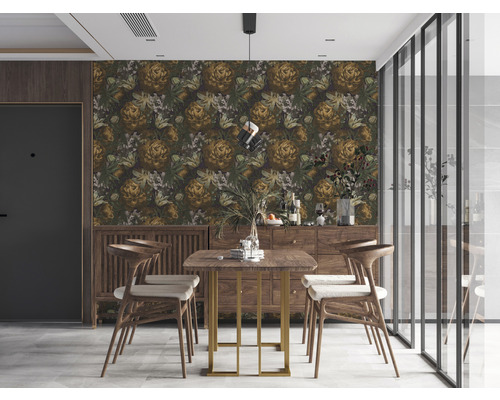 Ein Esszimmer mit floraler Tapete, Holztisch und Stühlen