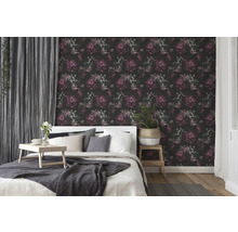 Chambre à coucher avec papier peint à motifs floraux, lit et rideau