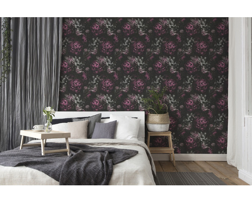 Chambre à coucher avec papier peint à motifs floraux, lit et rideau