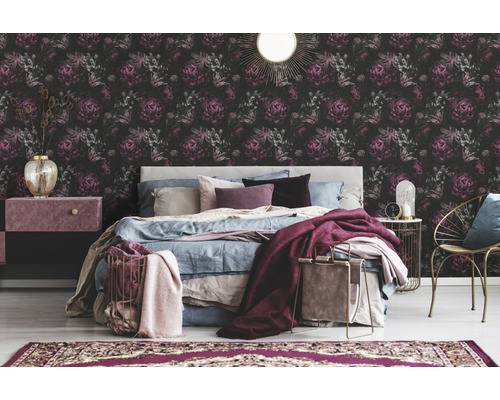 Chambre avec papier peint floral, lit et tables de chevet.