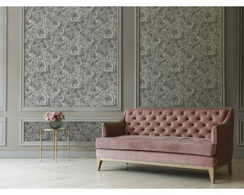 Wohnzimmer mit floraler Tapete, Sofa und Beistelltisch.