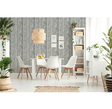 Heller Essbereich mit Esstisch, Stühlen, Regalen und dekorativen Pflanzen